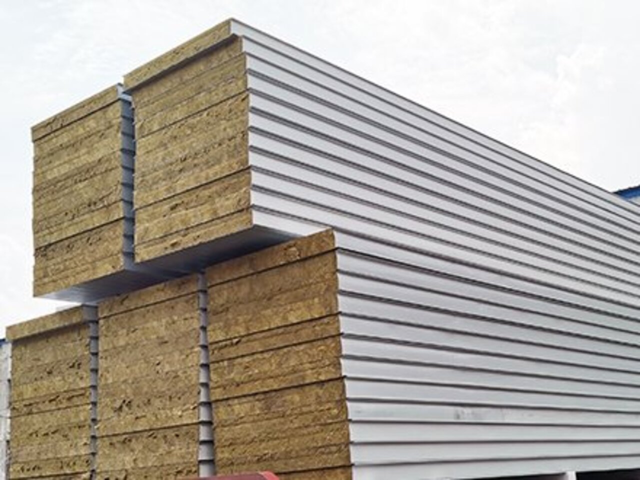 <b>雙面彩鋼巖棉夾芯板</b>